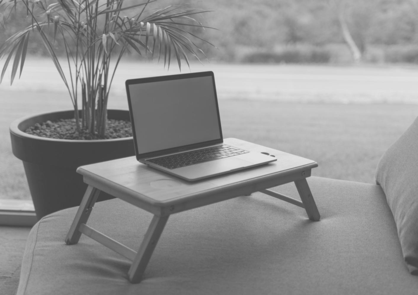 Moderne Arbeitsumgebung mit Finanzberichten und Analyse-Tools