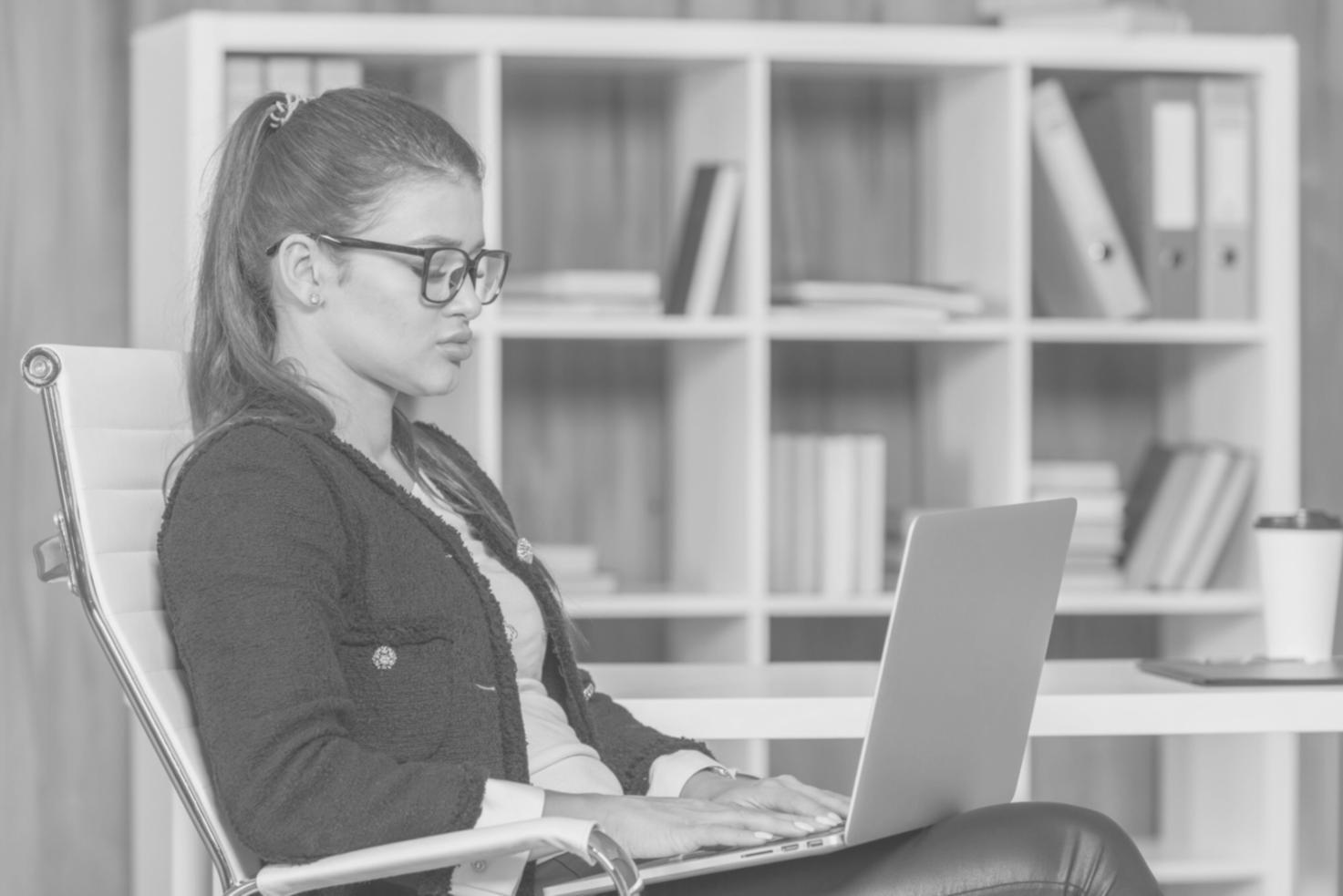 Professionelle Finanzanalyse Arbeitsplatz mit Diagrammen und Berechnungen